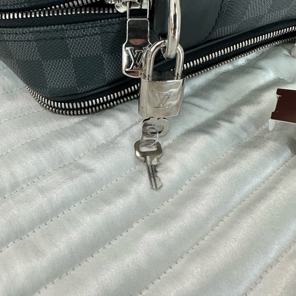 Louis Vuitton iCare Bag Damier Graphite - Picture 11 of 15